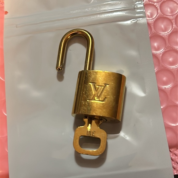 Louis Vuitton gold lock and key 🔐 310 - Picture 8 of 12